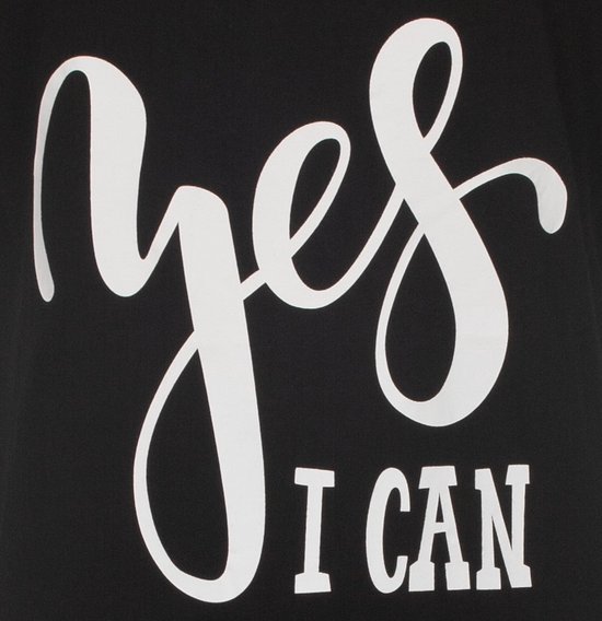 Detail van de tekst "yes I CAN" in witte sierletters op een zwart nachthemd.