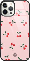 Casimoda® hoesje - Geschikt voor iPhone 12 Pro - Kersjes - Luxe Hard Case Zwart - Backcover telefoonhoesje - Roze