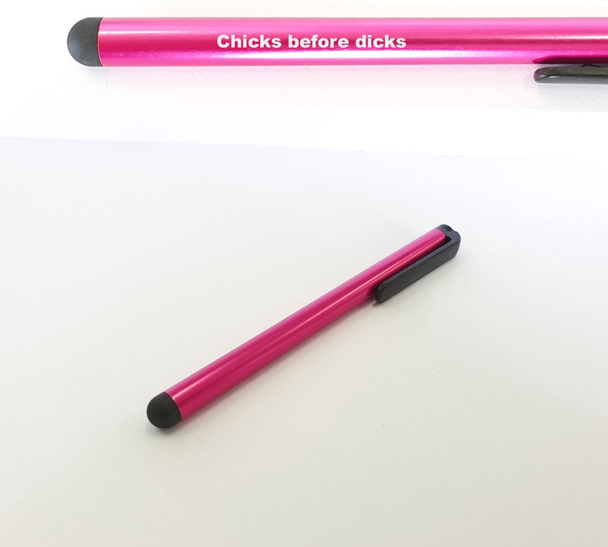 Styluspen Met Gravering - Chicks Before Dicks