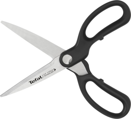 Zwarte keukenschaar met roestvrijstalen bladen, geopend, klaar voor gebruik.