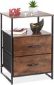 Zwart metalen nachtkastje met houtlook, twee lades, een open plank en decoraties.