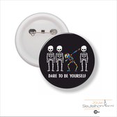 Button Met Speld 58 MM - Dare To Be Yourself
