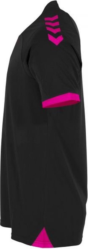 Zij-aanzicht van een zwart sportshirt met roze pijlen en manchetten.