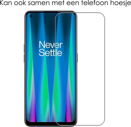 Een OnePlus smartphone met een glazen screenprotector, tekst: 'Kan ook samen met een telefoon hoesje'.