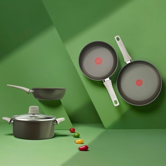 Trois poêles Tefal et une marmite. Deux poêles et une casserole grises avec des poignées claires.