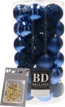 37x stuks kunststof kerstballen kobalt blauw 6 cm inclusief gouden kerstboomhaakjes - Kerstversiering