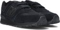 Close-up van zwarte New Balance 574 sneakers met klittenbandsluiting, suède en mesh.