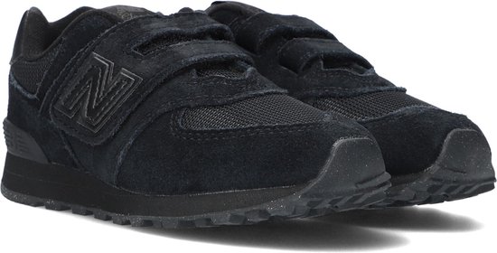 Close-up van zwarte New Balance 574 sneakers met klittenbandsluiting, suède en mesh.