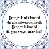 Tegeltje met Spreuk (Tegeltjeswijsheid): De wijze is niet iemand die alle antwoorden heeft; De wijze is iemand die geen vragen meer heeft + Kado verpakking & Plakhanger