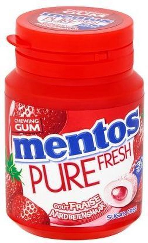Rode Mentos Pure Fresh kauwgomfles met aardbeienafbeeldingen. Twee suikervrije aardbeienkauwgomstukjes liggen ernaast.