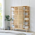 Lichte houten open kledingkast in een slaapkamer, met legplanken gevuld met textiel en een hangroede.