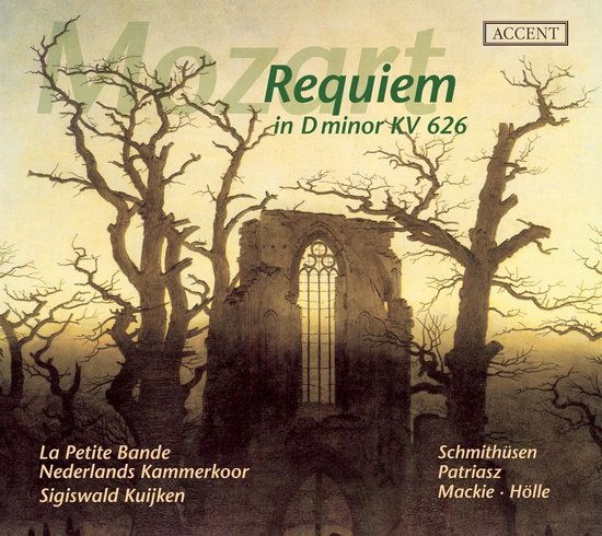 CD-hoes van Mozart Requiem in D mineur KV 626. Ruïnes van een kerk met twee kale bomen op de voorgrond.