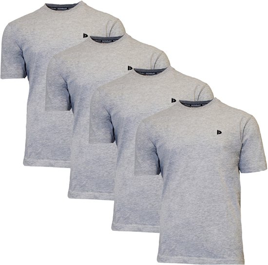 Vier lichtgrijze T-shirts van Donnay met zwart logo, op witte achtergrond.