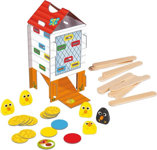 Kippenhok speelset met gele en zwarte kuikentjes, voer-schijfjes en stokjes op een houten ondergrond.
