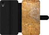 Bookcase Geschikt voor iPhone XR telefoonhoesje - Metaal - Roest print - Goud - Grijs - Structuur - Met vakjes - Wallet case met magneetsluiting