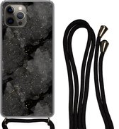 Hoesje met koord Geschikt voor iPhone 12 Pro Max - Marmer print - Glitter - Goud - Zwart - Patronen - Siliconen - Crossbody - Backcover met Koord - Telefoonhoesje met koord - Hoesje met touw