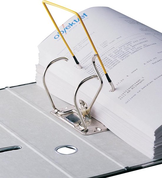 Grijze ordner met metalen archiefbeugel en gele documentklem die papier omhoog houdt.