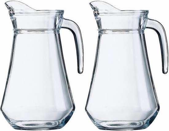 Ensemble de deux carafes à eau en verre avec poignée, capacité de 1,3 litre et hauteur de 22 cm.