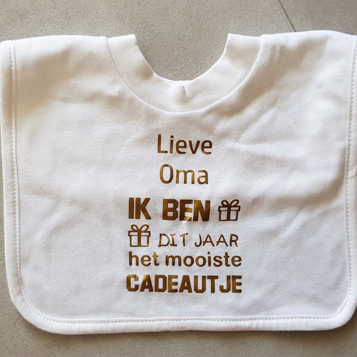 Goedkoopste Set van 2 Baby slabbetje cadeau tekst zwangerschap aankondiging lieve oma ik ben dit jaar het mooiste cadeautje opdruk goud Geboorte Cadeau / Kraamcadeau set van 2 bekendmaking zwangerschap aanstaande liefste je wordt eerste moederdag