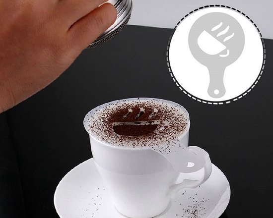 Hand strooit cacao op koffie met een kopje stencil, close-up van koffie.