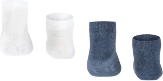Twee paar witte en twee paar blauwe babysokjes, tot aan de enkel.
