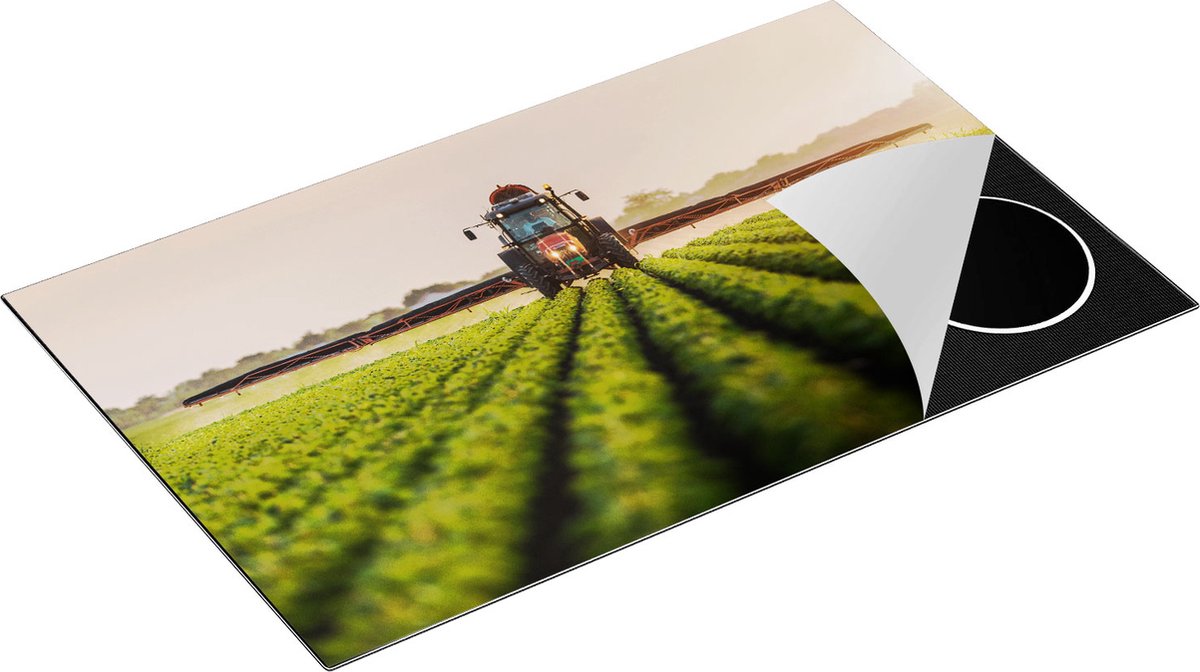 Chefcare Inductie Beschermer Rode Tractor op het Veld aan het Sproeien - 85x55 cm - Afdekplaat Inductie - Kookplaat Beschermer - Inductie Mat