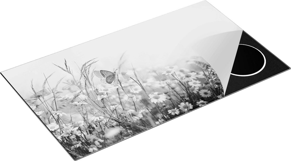 Chefcare Inductie Beschermer Witte Kamille Bloemen met een Vlinder - Zwart Wit - 89,6x51,6 cm - Afdekplaat Inductie - Kookplaat Beschermer - Inductie Mat