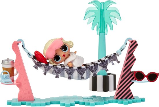 L.O.L. Surprise! Leading Baby Vakantielounge - Meubelspeelset met pop