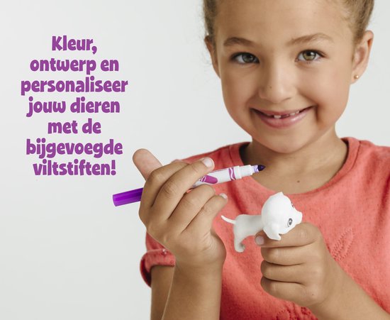 Meisje kleurt een wit dier met een paars potlood. Tekst: "Kleur, ontwerp en personaliseer jouw dieren met de bijgevoegde viltstiften!"
