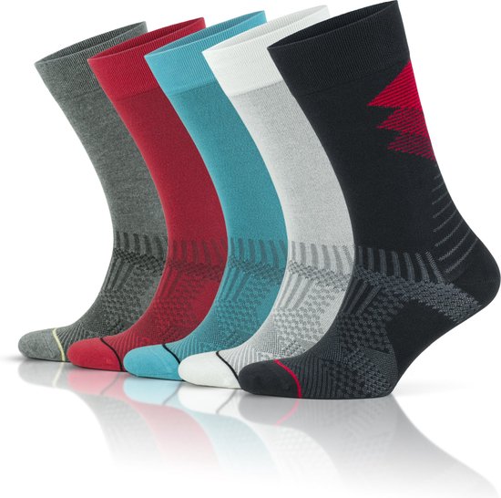 Vijf paar GoWith wandelsokken in grijs, rood, blauw, lichtgrijs en zwart, elk met een grafisch patroon.