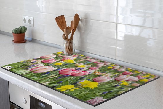 KitchenYeah® Inductie beschermer 81.6x52.7 cm - Een veld met tulpen, narcissen en blauwe druiven - Kookplaataccessoires - Afdekplaat voor kookplaat - Inductiebeschermer - Inductiemat - Inductieplaat mat