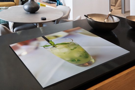 KitchenYeah® Inductie beschermer 76x51.5 cm - Overheerlijke Mojito in een rond glas - Kookplaataccessoires - Afdekplaat voor kookplaat - Inductiebeschermer - Inductiemat - Inductieplaat mat