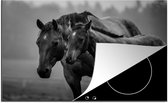 KitchenYeah® Inductie beschermer 80x52 cm - Quarter paard met veulen in mistig weiland - zwart wit - Kookplaataccessoires - Afdekplaat voor kookplaat - Inductiebeschermer - Inductiemat - Inductieplaat mat