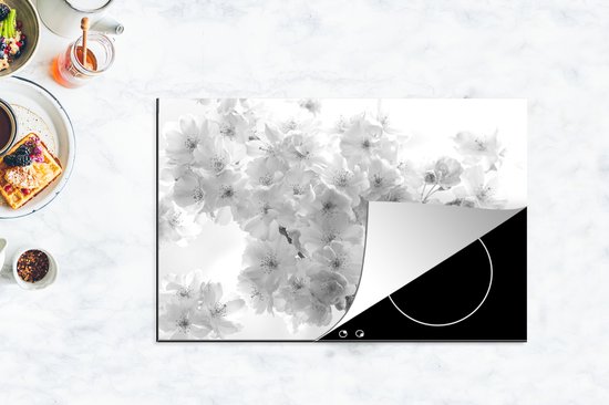 KitchenYeah® Inductie beschermer 80x52 cm - Close-up van de bloesem van een kersenboom - zwart wit - Kookplaataccessoires - Afdekplaat voor kookplaat - Inductiebeschermer - Inductiemat - Inductieplaat mat