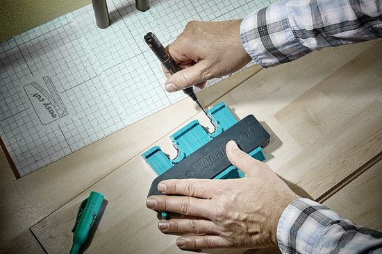 Man gebruikt een Wolfcraft profielmal en een stift om een vloer te markeren.