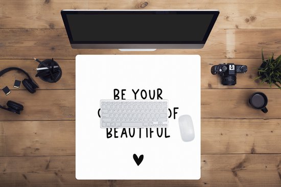 Muismat XXL 60x60 cm - Bureau onderlegger - Bureau mat Engelse quote "Be your own kind of beautiful" met een hartje op een witte achtergrond - Bureaumat - Gaming mousepad xl - Bureaulegger groot - Computer deskmat