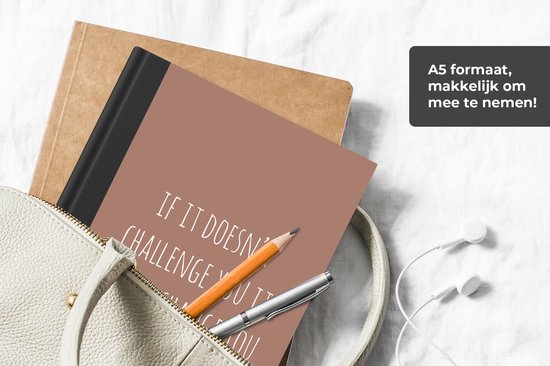 Notitieboek - Schrijfboek - Engelse quote "If it doesn't challenge you it won't change you" op een bruine achtergrond - Notitieboekje klein - A5 formaat - Schrijfblok