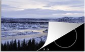 KitchenYeah® Inductie beschermer 81.2x52 cm - Een besneeuwd landschap in het Nationaal park Þingvellir in IJsland - Kookplaataccessoires - Afdekplaat voor kookplaat - Inductiebeschermer - Inductiemat - Inductieplaat mat