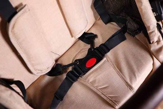 Gedetailleerd beeld van beige bekleding met zwarte veiligheidsgordel en gesp.