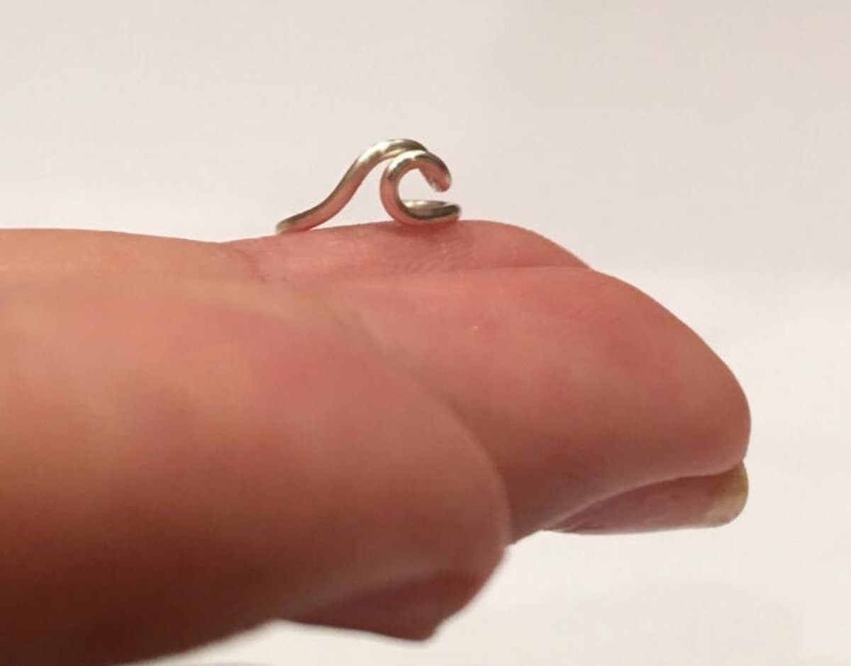 GoedeDoelen.Shop | Klem-Oorbel Golden Wave | Ear Cuff | Unisex | Golf | Oorklem | Oorbel Golf | 12MM x 6MM | Goudkleurig | Wellness-House