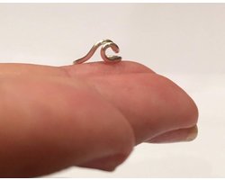 GoedeDoelen.Shop | Klem-Oorbel Golden Wave | Ear Cuff | Unisex | Golf | Oorklem | Oorbel Golf | 12MM x 6MM | Goudkleurig | Wellness-House