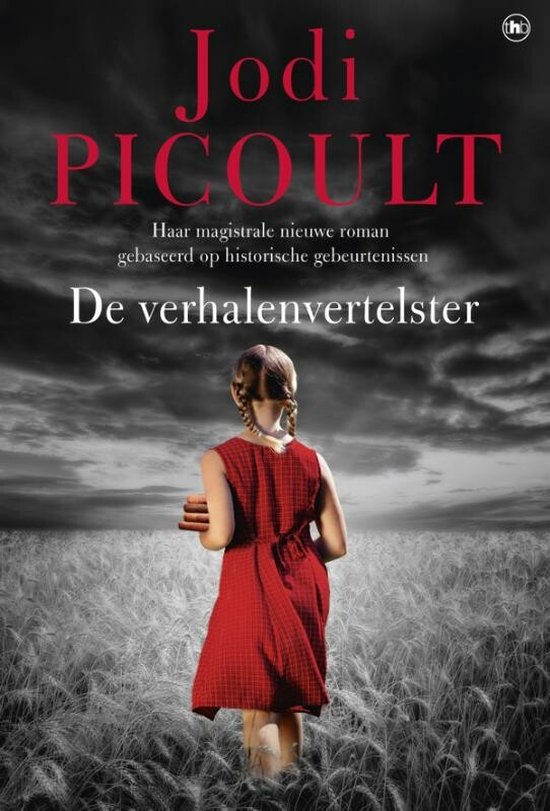 Een meisje in een rood geruit jurkje staat met de rug naar de kijker in een graanveld onder een dramatische hemel. De titel 'De verhalenvertelster' staat bovenaan.
