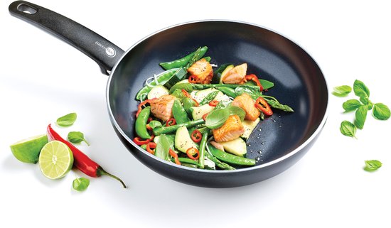 Zwarte wokpan met zalm, sperziebonen, peultjes, rode peper en limoen.