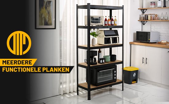 Zwarte stellingkast in een keuken met diverse keukenapparaten en decoratie op de planken.
