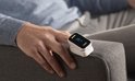 Hand met Braun polsoximeter, meting van SpO2 en polsslag