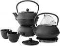 Zwarte gietijzeren theepot met decoratieve textuur, met een grote theepot, een kleinere theepot, twee kopjes en een warmhoudplaat.