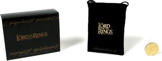 Zwarte 'Lord of the Rings' geschenkdoos en bijpassende fluwelen tas, naast een gouden medaille op een witte achtergrond.
