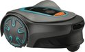 Robotmaaier in het grijs met turkooizen accenten, een groot wiel en een stopknop.