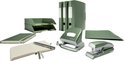 Groene Leitz kantoorspullen: mapjes, nietmachine, perforator, notitieboek en pen.