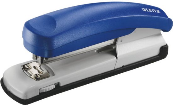 Blauwe en grijze Leitz nietmachine met een duurzaam ontwerp.